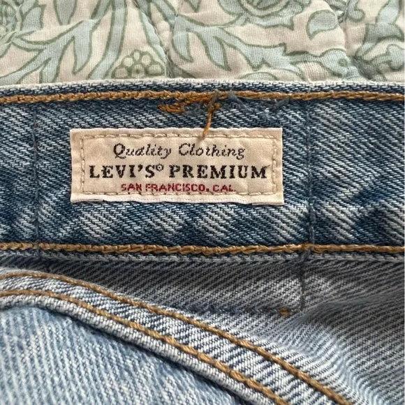 Levi’s 501 jeans with raw hem button fly in light wash - Picture 5 of 14